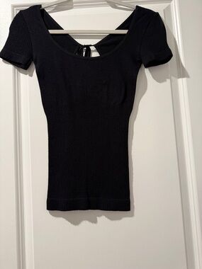 bebe Black Short Sleeve Scoop Neck Ribbed Top